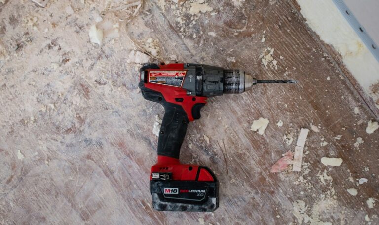 Oscillating Multi-Tool vs. Jigsaw: Which One Actually Earns Space in a DIYer’s Garage