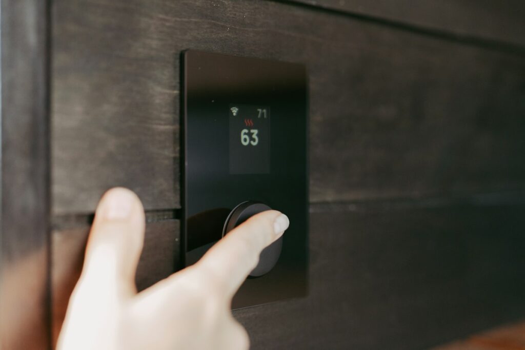Hand adjusting digital temperature thermostat